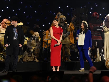 Desde la izquierda, Dave Filoni, Daisy Ridley y Sharmeen Obaid-Chinoy, en la Star Wars Celebration, este viernes en Londres.