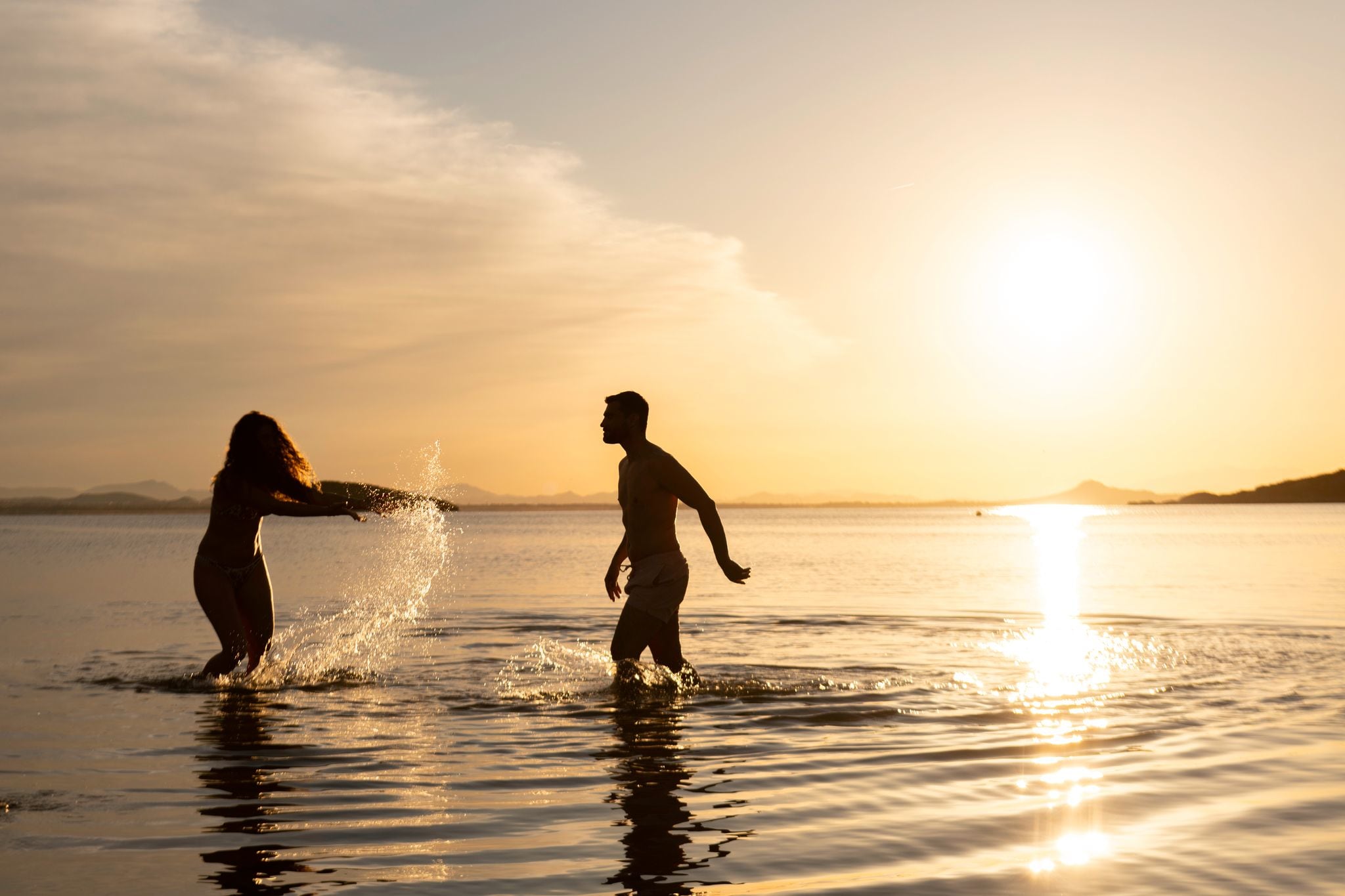 Sol, aguas templadas, salitre, arenas doradas y puestas de sol de una luz broncínea. Todo eso ofrece la Costa Cálida.