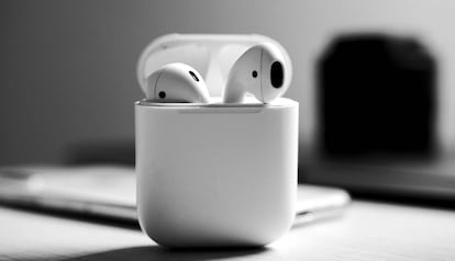 Auriculares Apple AirPods con su funda de transporte