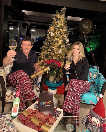 En pijama, rodeados de adornos navideños y brindando. Así han felicitado el año nuevo Antonio Banderas y su pareja, Nicole Kimpel, desde su casa de Londres.