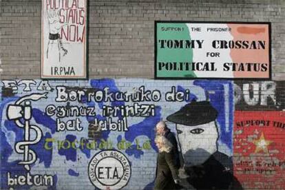 Un muro de Belfast con leyendas alusivas a ETA y a un preso del IRA para el que se pide un estatus político.