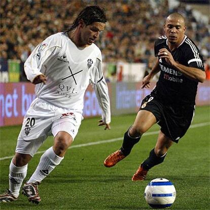 Ronaldo lucha por el balón con el ururguayo Antonio Pacheco.