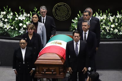 Rosa Icela Rodríguez, Delfina Gómez, Mario delgado y César Yáñez acompañaron a los familiares de Ifigenia Martínez durante su homenaje póstumo en la Cámara de Diputados. El 7 de octubre 2024.