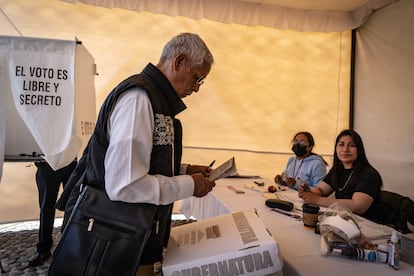 En un país habituado a la fragmentación política, los comicios estatales de este año suponen una votación atípica, en la que los ciudadanos están llamados a elegir entre dos grandes polos de poder, en una especie de bipartidismo que hace tan solo unos años habría parecido insólito. En la imagen, un hombre deposita su voto en una urna en Metepec. 