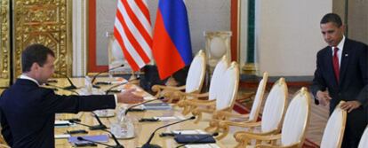 El presidente ruso, Dmitri Medvédev, y el estadounidense, Barack Obama, antes de la reunión que mantuvieron ayer en el Kremlin.