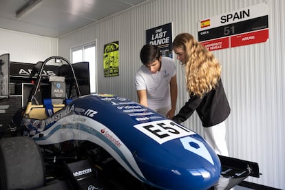 Pedro García y Carlota Garruta, 'team manager' y teserorera y secretaria, respectivamente, del equipo ARUS Andalucía Racing Team, de la Universidad de Sevilla, que compite en la Fórmula Student.