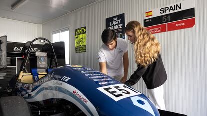 Pedro García y Carlota Garruta, 'team manager' y teserorera y secretaria, respectivamente, del equipo ARUS Andalucía Racing Team, de la Universidad de Sevilla, que compite en la Fórmula Student.