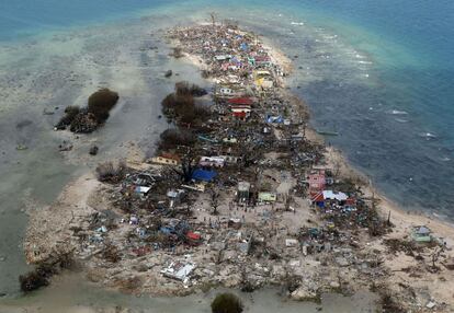 Samar, Filipinas, 11 de noviembre de 2013. Vista aérea de la costa de Samar, devastada tras el paso del supertifón Haiyan. La tormenta, el peor desastre natural jamás registrado en Filipinas, causó 10.000 muertos.