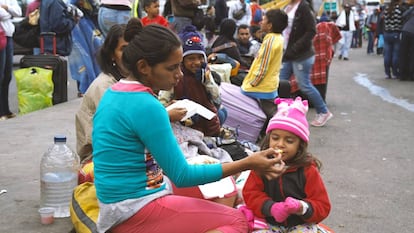 Venezolanos en el puente de Rumichaca, el paso entre Colombia y Ecuador.