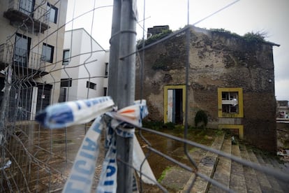 La policía tiene que acordonar algunas zonas del barrio de Ferrol Vello para evitar que los posibles desprendimientos del edificio provoquen incidentes.