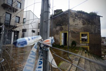 La policía tiene que acordonar algunas zonas del barrio de Ferrol Vello para evitar que los posibles desprendimientos del edificio provoquen incidentes.