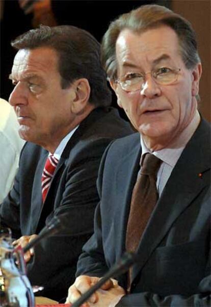Gerhard Schröder (izquierda) y Franz Müntefering, ayer en Berlín.
