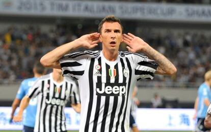 Mandzukic celebra su gol ante la Juventus, en Shanghái.