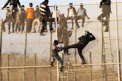 Un grupo de inmigrantes intentan saltar la valla de Melilla el pasado 15 de octubre.