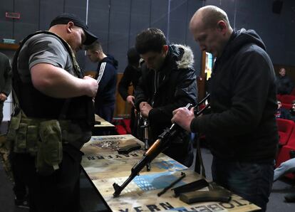 Voluntarios instruían el pasado marzo a civiles en el manejo de armas en la ciudad ucrania de Lviv.