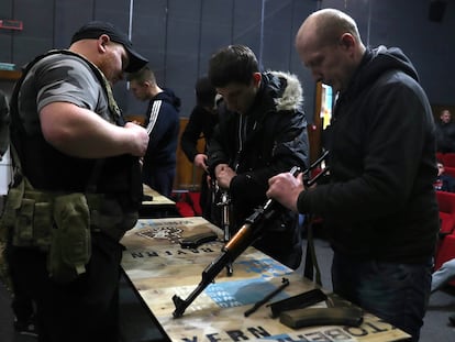 Voluntarios instruían a civiles en el manejo de armas en la Filmoteca de Lviv (Ucrania), el pasado marzo.
