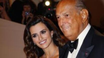 El dise&ntilde;ador &Oacute;scar de la Renta llega a un acto en Nueva York en 2011 acompa&ntilde;ado de la actriz Pen&eacute;lope Cruz. 