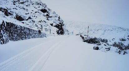 Imagen de uno de los accesos al Teide, esta mañana. La foto ha sido cedida por el Cabildo de Tenerife.