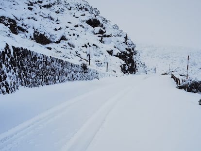 Imagen de uno de los accesos al Teide, esta mañana. La foto ha sido cedida por el Cabildo de Tenerife.