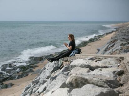Una mujer contempla el mar en la playa de Cabrera de Mar (Barcelona).