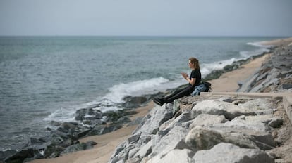 Una mujer contempla el mar en la playa de Cabrera de Mar (Barcelona).