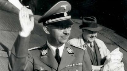 Heinrich Himmler y, detrás, su masajista Felix Kersten.