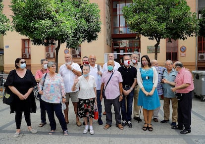 César Llorca, Ángel Ramón García y familiares de otros sindicalistas, que sufrieron torturas por la Brigada Político Social, junto al secretario general de CC OO-PV, Arturo León, y la consejera de Participación, Rosa Pérez, ante la sede del sindicato.