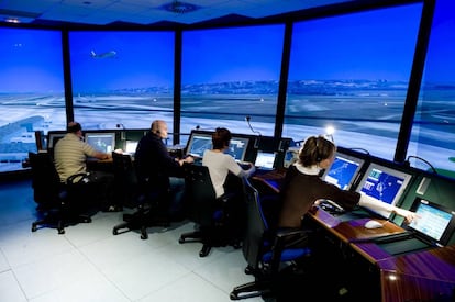 Controladores a&eacute;reos en una torre 