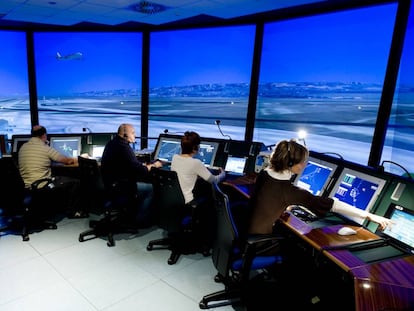 Controladores a&eacute;reos en una torre 