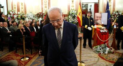 El exvicepresidente del Gobierno Alfonso Guerra en la capilla ardiente de Rubalcaba, este sábado en el Congreso.