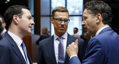 El canciller del Exchequer británico, George Osborne, el ministro de Finanzas finlandés, Alexander Stubb, y el presidente del Eurogrupo  Jeroen Dijsselbloem, la semana pasada en Bruselas.