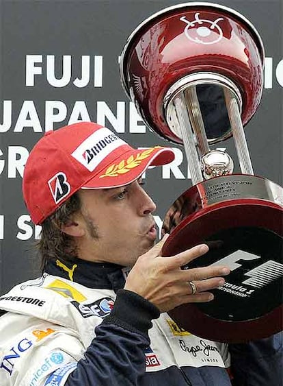 El asturiano besa el trofeo conseguido en Japón