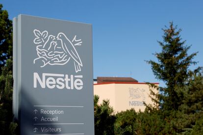 Logotipo de Nestlé en sus instalaciones de Lausanne, Suiza.