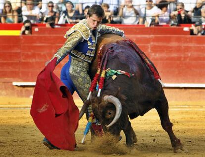 El Juli somete con la derecha al primer toro de la tarde