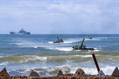Vehículos anfibios del ejército chino, este domingo frente a la costa de Zhangzhou, en la provincia de Fujian.