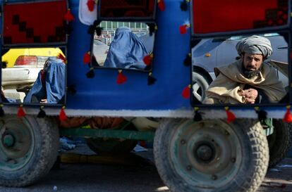 Vendedores ambulantes afganos reflejados en unos espejos en una calle de Mazar-i Sharif, capital de la provincia norteña de Balkh, Afganistán.