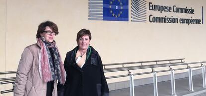 Arantza Tapia, a la derecha, este martes en Bruselas junto a la delegada del Gobierno vasco en la capital europea, Marta Marín.