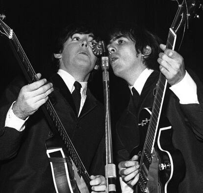 Antes de realizar su salto a Estados Unidos, los Beatles realizaron una intensa gira de conciertos por Reino Unido