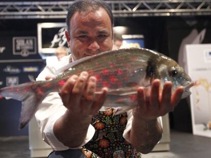 &Aacute;ngel Le&oacute;n, con una lubina, para presentar la &#039;sangre del mar&#039; en Madrid Fusi&oacute;n.