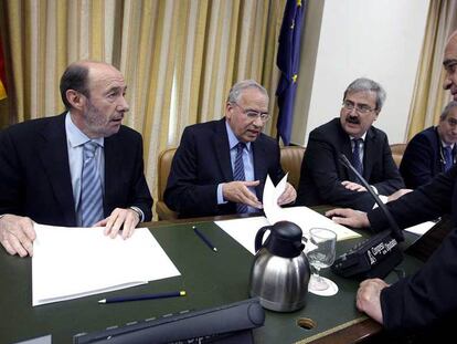 El vicepresidente Alfredo Pérez Rubalcaba (izquierda), junto a Alfonso Guerra, en la Comisión Constitucional del Congreso.