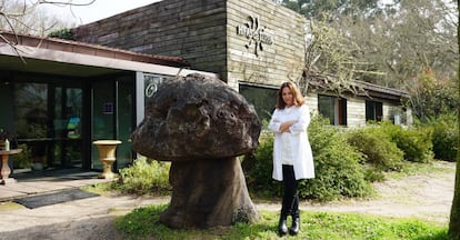 Catalina Fernández de Ana Portela, en la entrada de Hifas da Terra