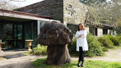 Catalina Fernández de Ana Portela, en la entrada de Hifas da Terra