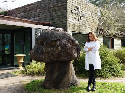 Catalina Fernández de Ana Portela, en la entrada de Hifas da Terra