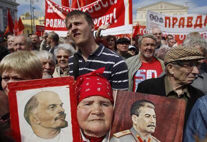 Comunistas rusas muestran retratos de Lenin y Stalin durante la marcha del Primero de Mayo en Moscú.