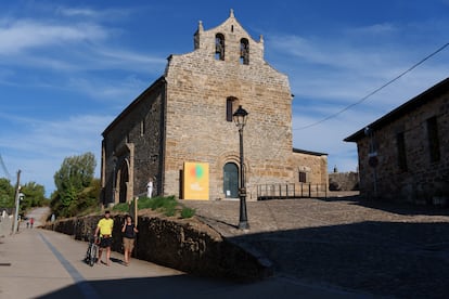 El Camino de Santiago francés a su paso por la iglesia de Santiago, en Villafranca del Bierzo. La entrada de la izquierda es la puerta del Perdón.