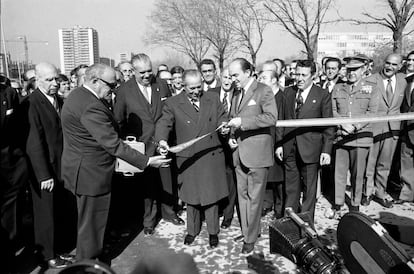 El presidente del Gobierno, Carlos Arias Navarro (en el centro), inauguraba el 11 de noviembre de 1974 los primeros tramos de la M-30, junto al puente de Segovia (Madrid).