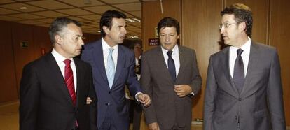 De izquierda a derecha, el 'lehendakari' Iñigo Urkullu, el ministro de Industria José Manuel Soria, el presidente de Asturias, Javier Fernández, y el de Galicia, Alberto Núñez Feijoo, tras la reunión que celebraron el pasado 1 de julio sobre el sector naval. 