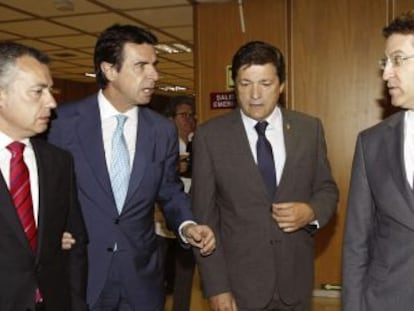 De izquierda a derecha, el 'lehendakari' Iñigo Urkullu, el ministro de Industria José Manuel Soria, el presidente de Asturias, Javier Fernández, y el de Galicia, Alberto Núñez Feijoo, tras la reunión que celebraron el pasado 1 de julio sobre el sector naval. 