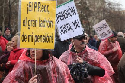 "¡El PPeor, el gran ladrón de mi pensión" dice uno de los carteles de la manifestación en Madrid.