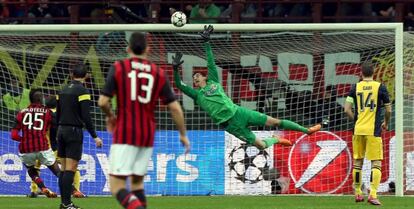 Courtois despeja un lanzamiento del Milan.